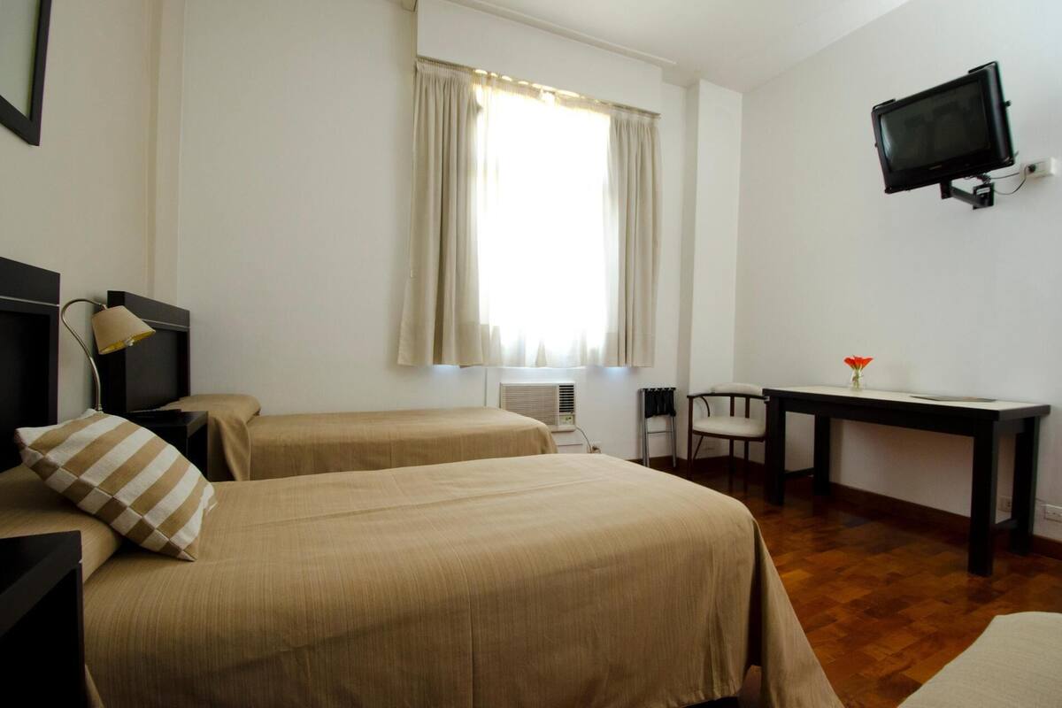 Escritorio, tabla de planchar con plancha, wifi gratis y ropa de cama 