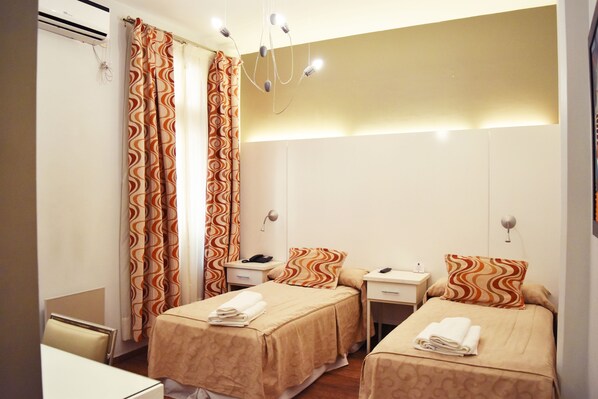 Bureau, fer et planche à repasser, Wi-Fi gratuit, draps fournis