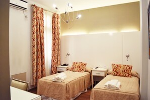 Escritorio, tabla de planchar con plancha, wifi gratis y ropa de cama