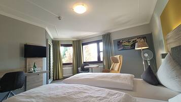 Minibar, caja fuerte, escritorio y tabla de planchar con plancha