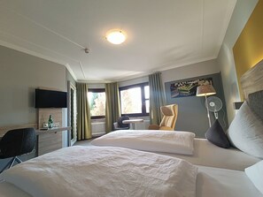 Minibar, in-room safe, desk, laptop workspace - Burgstadt-Hotel (Kastellaun)