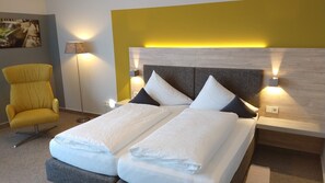 Minibar, in-room safe, desk, laptop workspace - Burgstadt-Hotel (Kastellaun)
