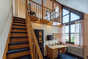 Quarto casal (Maisonette) | Frigobar, cofres nos quartos, escrivaninha