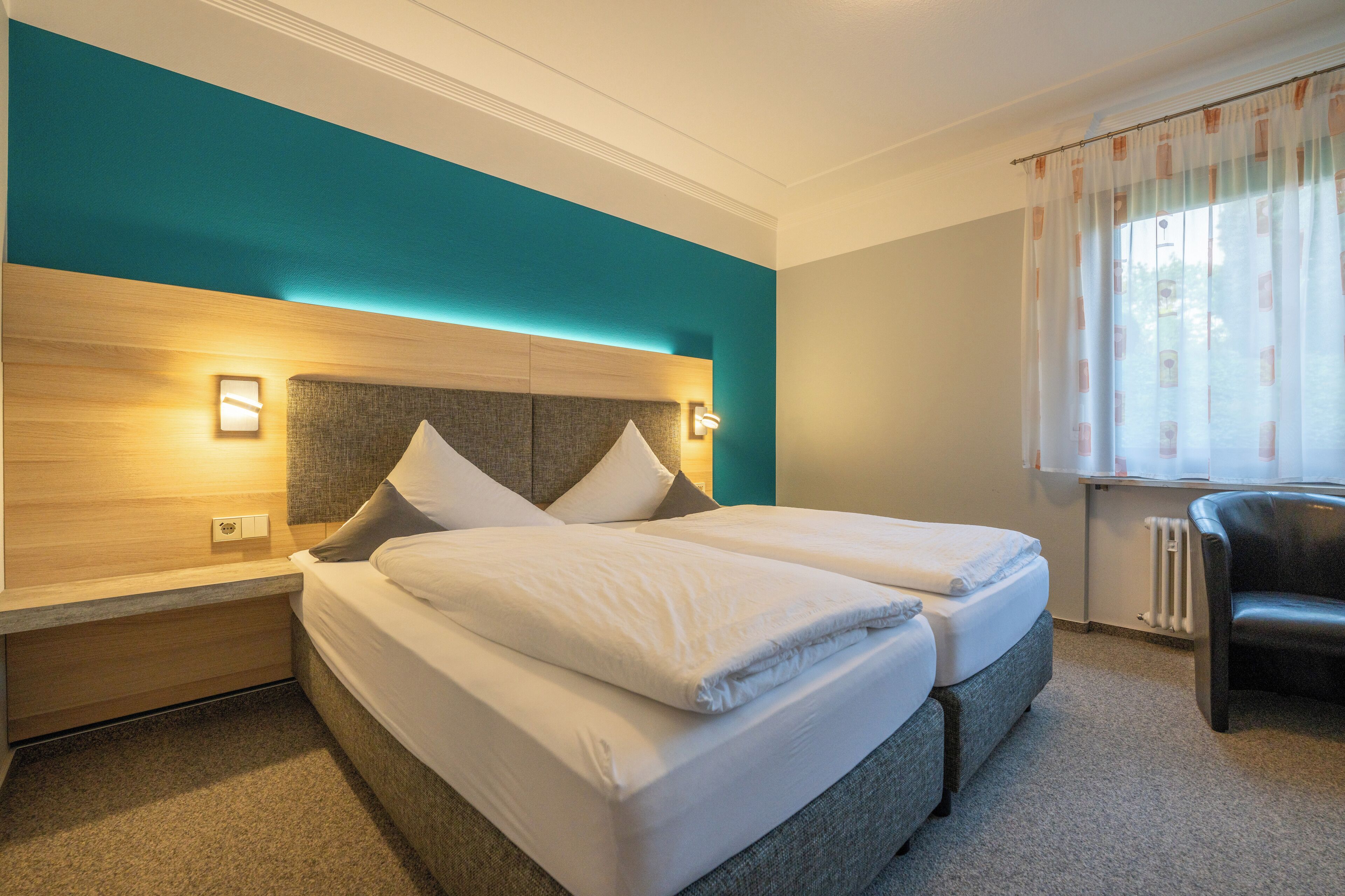 Phòng đôi có thiết kế đặc sắc | Minibar, két bảo mật tại phòng, bàn 