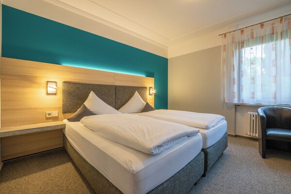 Habitación doble de diseñador | Minibar, caja de seguridad en la habitación y escritorio 