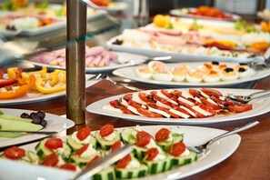 Free daily full breakfast - Burgstadt-Hotel (Kastellaun)