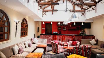 Serves lunch, dinner and happy hour