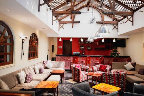 Serveert lunch, diner en happy hour