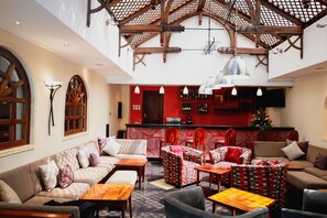 Sert le déjeuner, le dîner et l'apéritif