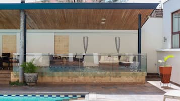 Serves lunch, dinner and happy hour