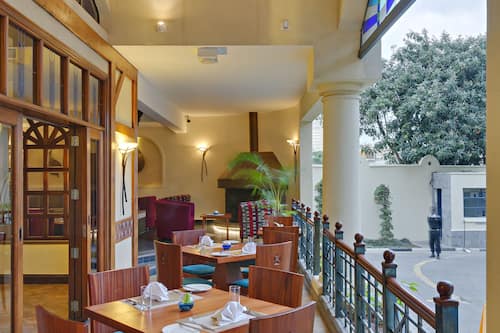 3 restaurants, serveren ontbijt, lunch, diner, regionale gerechten