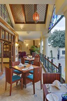 3 间餐厅，供应早餐、午餐和晚餐，地区菜