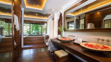 Grand Deluxe Suite Garden View | 1 chambre, literie de qualité, lit avec matelas Select Comfort, minibar