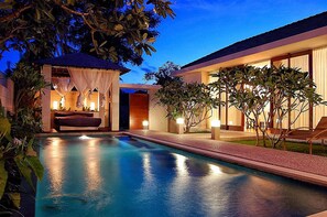 Outdoor pool, pool umbrellas, sun loungers - The Wangsa Benoa (Nusa Dua)