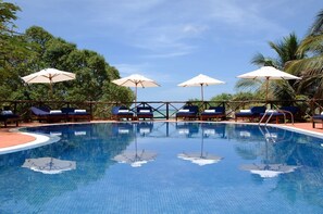 Piscina externa, guarda-sóis, espreguiçadeiras