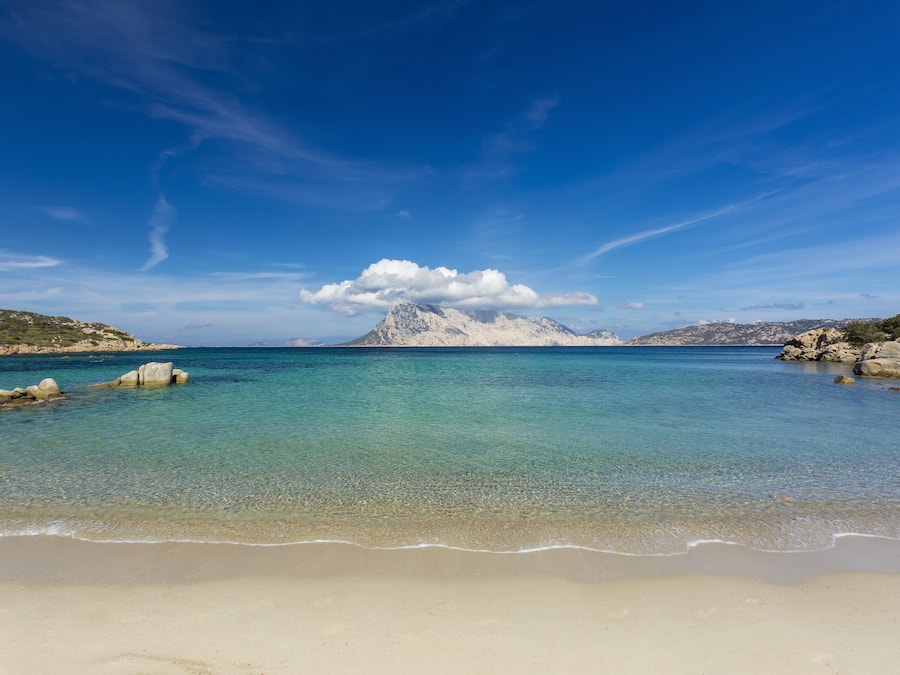 Perto da praia, espreguiçadeiras, guarda-sóis, toalhas de praia