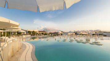 Piscine extérieure, parasols de plage, chaises longues