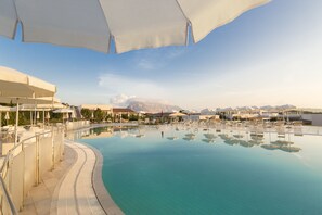 Outdoor pool, pool umbrellas, pool loungers - Resort Grande Baia (San Teodoro)