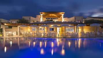 Outdoor pool, pool umbrellas, sun loungers