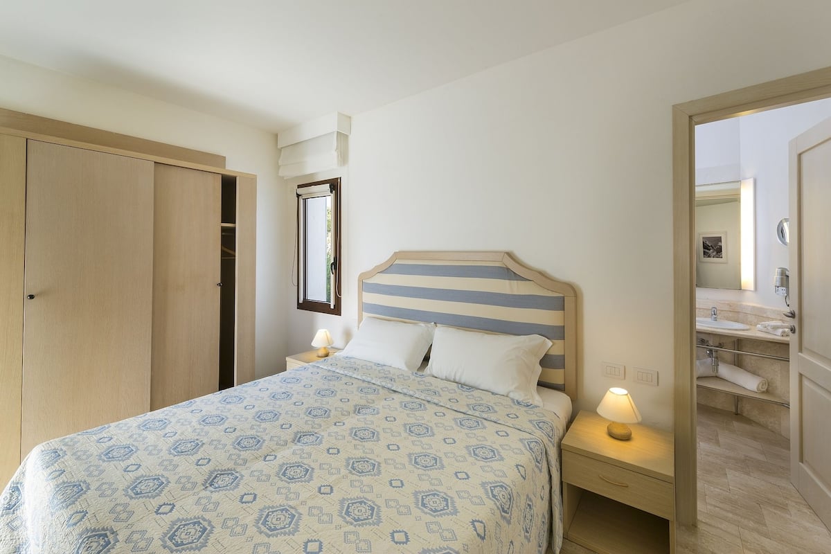 2 bedrooms, blackout drapes, soundproofing, bed sheets