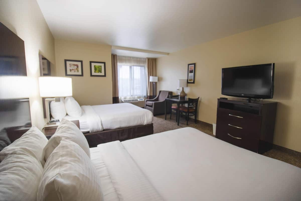 Habitación, 2 camas matrimoniales, para no fumadores | Camas con pillow-top, escritorio y espacio para trabajar con laptop