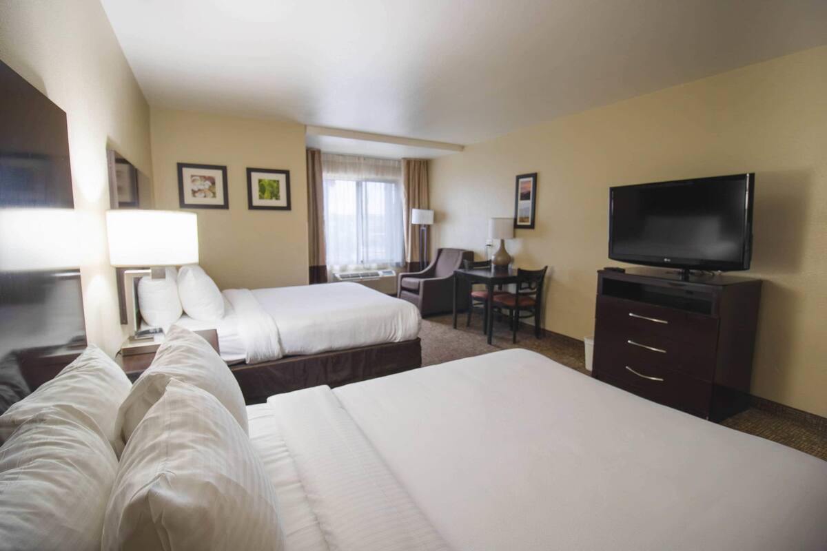 Chambre, 2 lits doubles, non-fumeur | Lit avec matelas Ă plateau-coussin, bureau