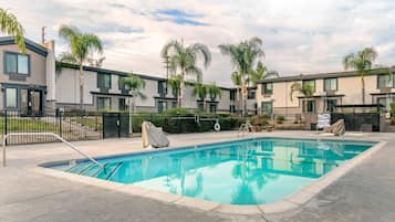 Außenpool, Sonnenschirme, Liegestühle