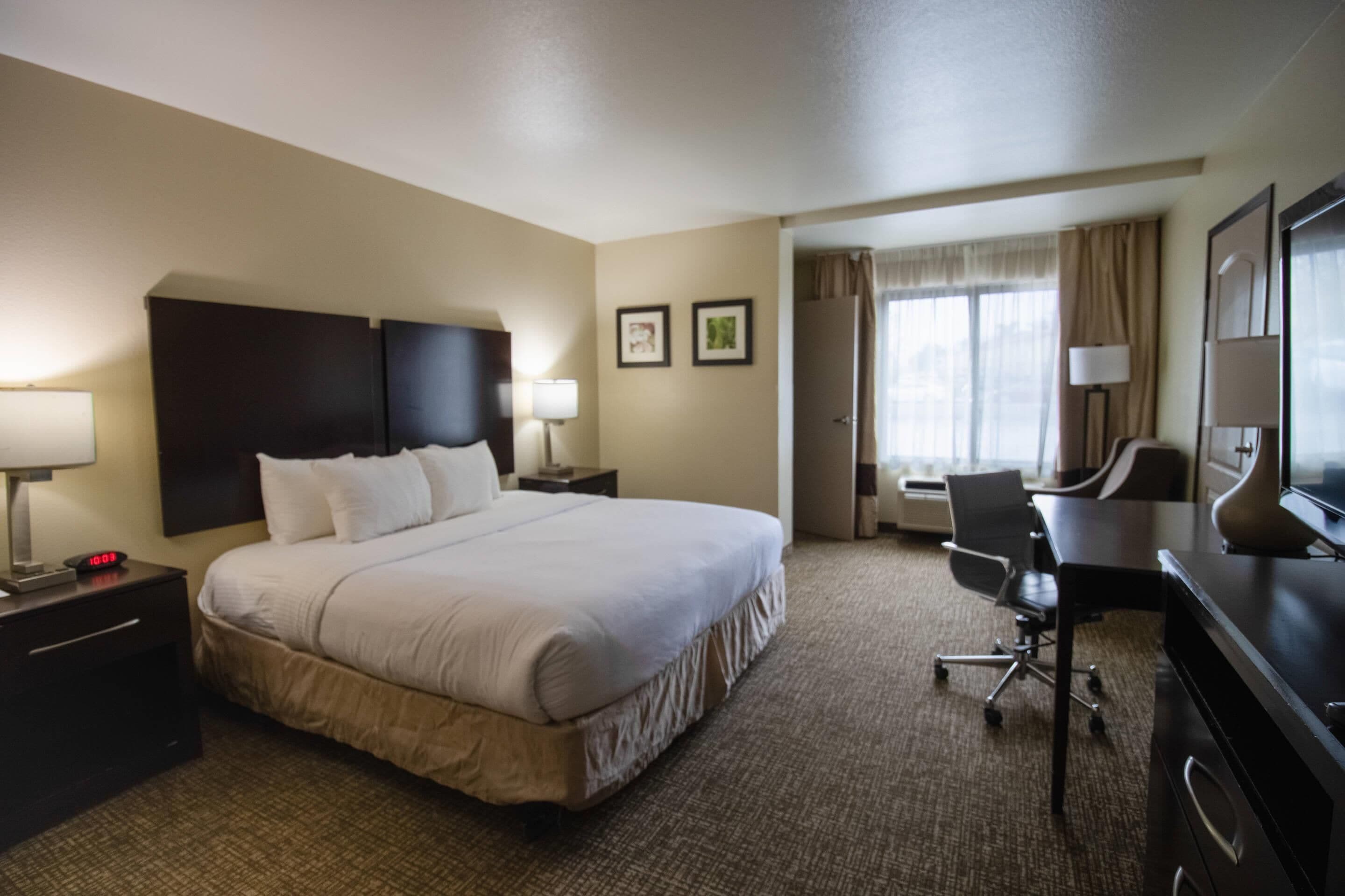 Standard-huone, 1 suuri parisänky, tupakointi kielletty | Pillowtop-patjalliset sängyt, työpöytä