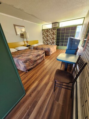 Quarto standard, 2 camas Queen | Edredons de pluma, cortinas blackout, berços grátis