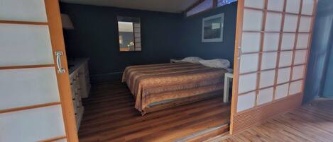 Suite (2 Queen Beds and 1 Double) | Dundyner, mørklægningsgardiner, gratis baby-/barnesenge