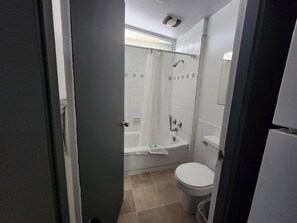 Suite (2 Queen Beds and 1 Double) | Bathroom | Combined shower/bathtub, free toiletries, hair dryer, towels - Tiki Village (Vernon)