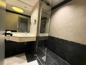 Deluxe Room | Bathroom