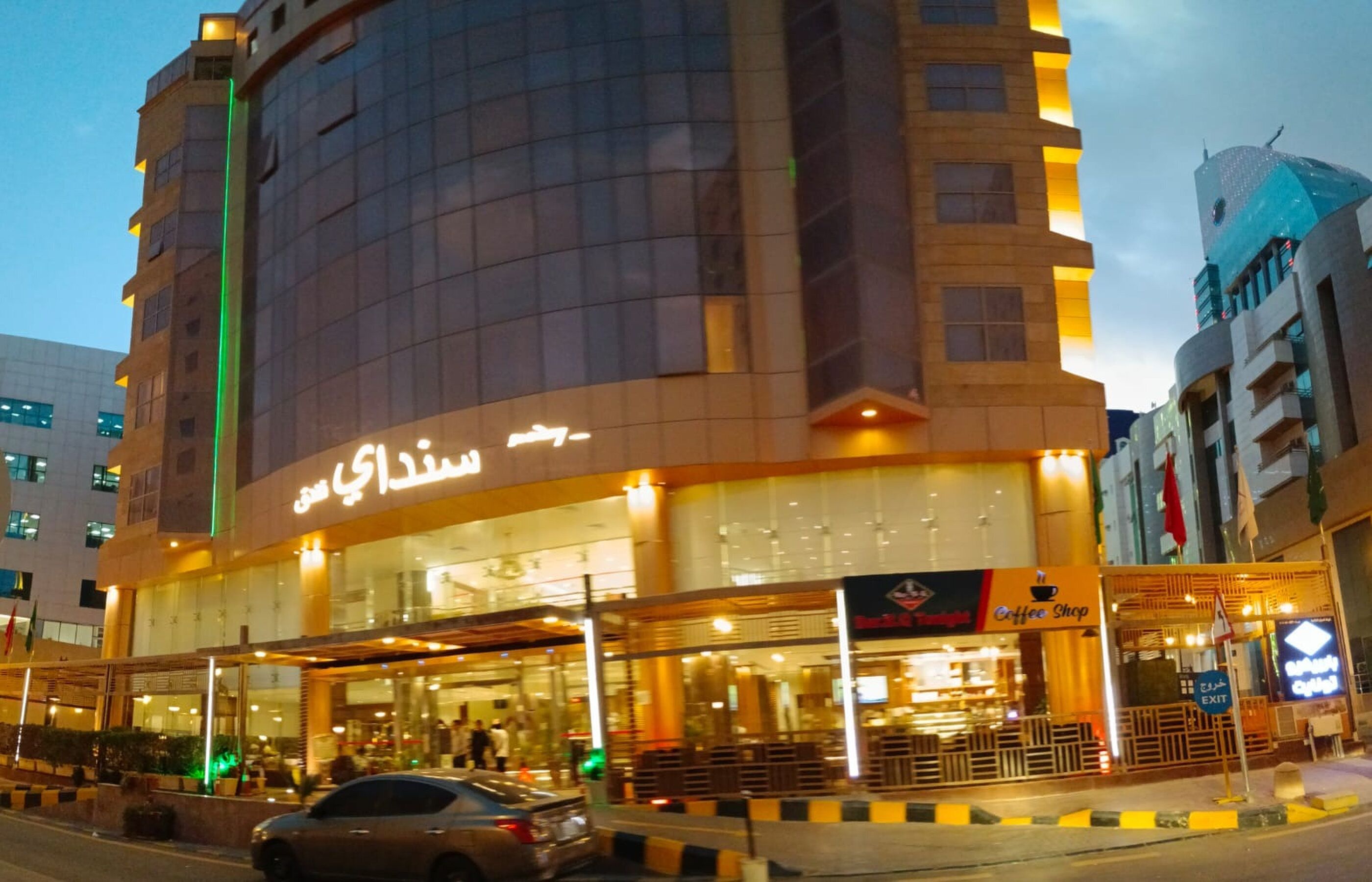 واجهة المنشأة - في المساء/الليل