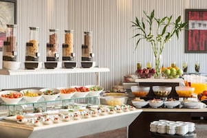 Breakfast, lunch, dinner served; international cuisine