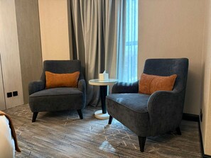 Deluxe-Zimmer | Hochwertige Bettwaren, Minibar, Zimmersafe, Schreibtisch