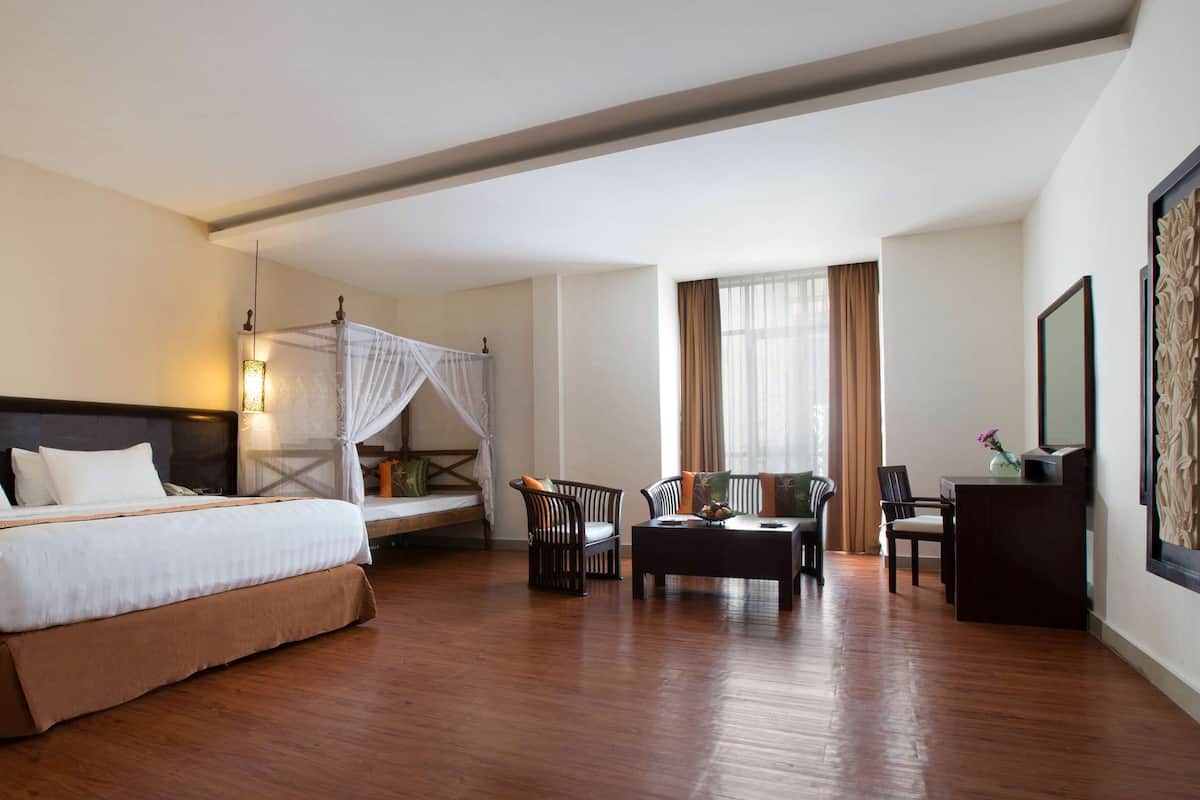 Junior Suite, 1 King Bed, Non Smoking, Garden View