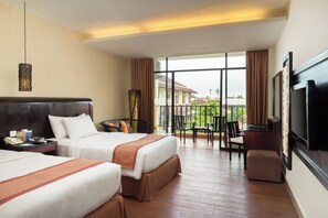 Minibar, in-room safe, desk, laptop workspace - Best Western Resort Kuta (Kuta)