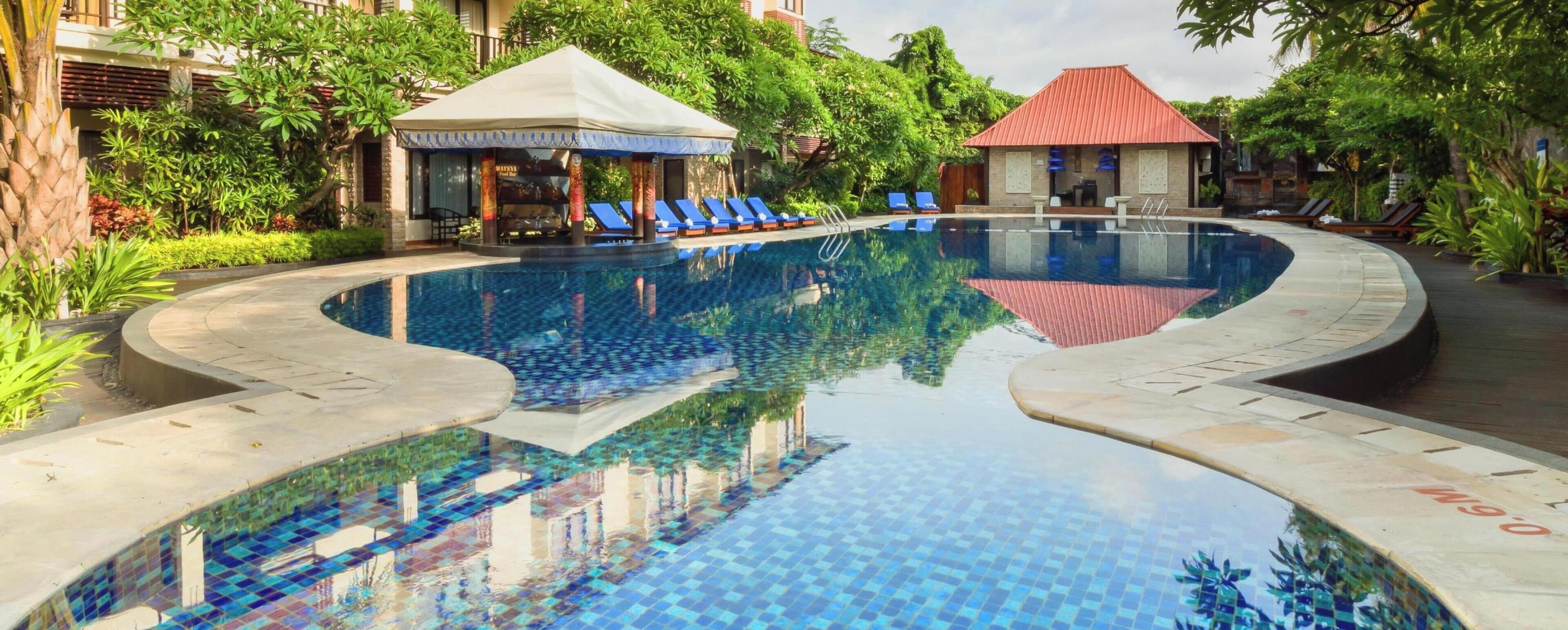 Kolam renang outdoor, dengan kursi berjemur