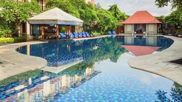 Kolam renang outdoor, dengan kursi berjemur