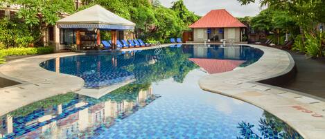 Outdoor pool, pool loungers