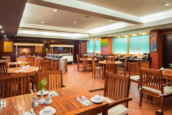 Lunch and dinner served, Asian cuisine - Best Western Resort Kuta (Kuta)