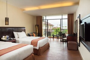 Minibar, in-room safe, desk, laptop workspace - Best Western Resort Kuta (Kuta)