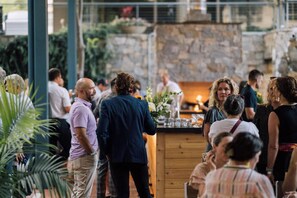 3 restaurantes; se sirven desayunos, cenas y brunch