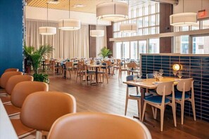 3 restaurants, breakfast, dinner, brunch served; sushi