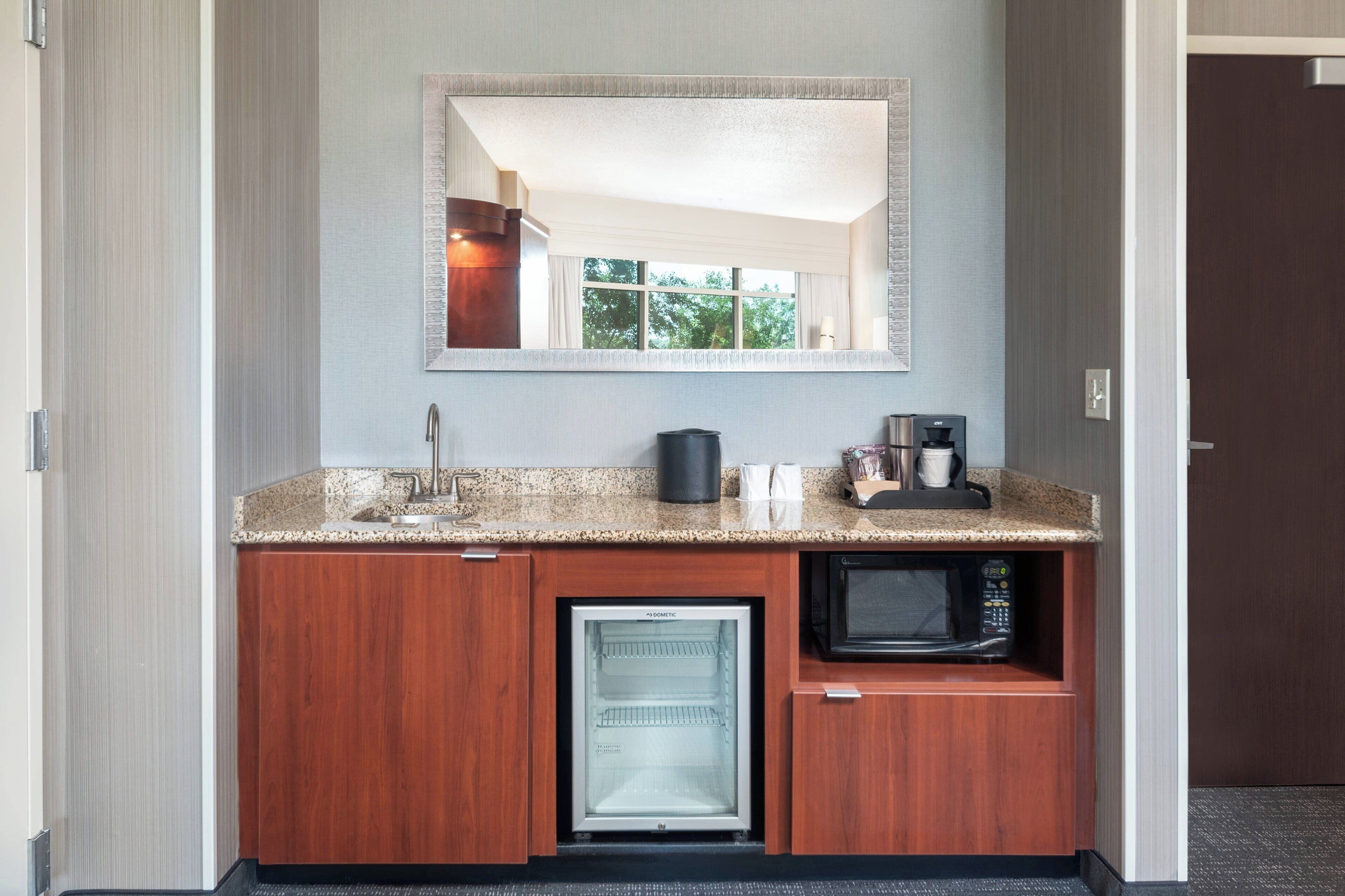 suite, 1 bedroom, non smoking, courtyard view | bar (on property)