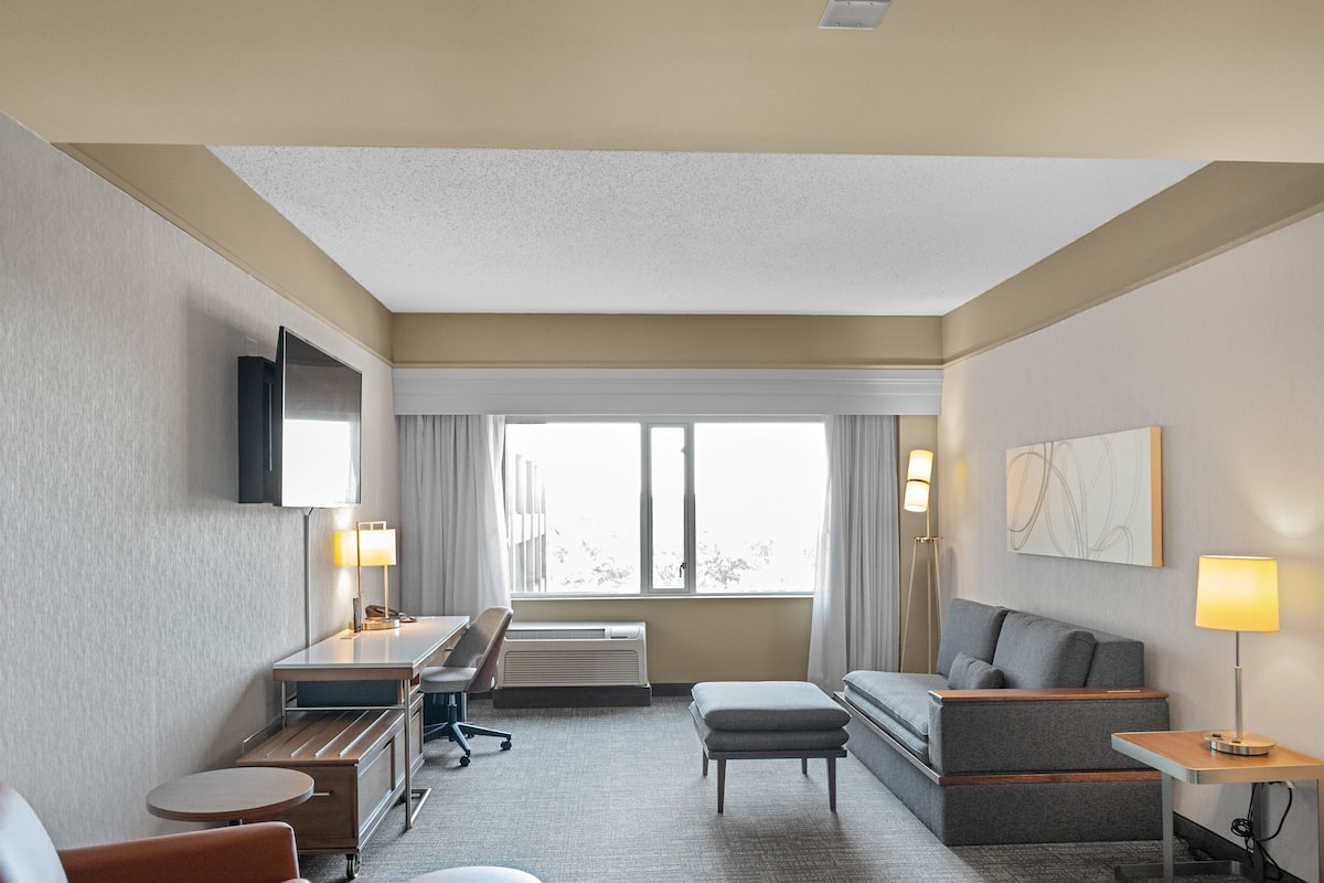 suite, 1 bedroom, non smoking, courtyard view | 1 bedroom, premium bedding, down duvets, pillow-top beds