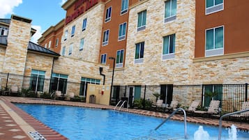Piscine extérieure, parasols de plage, chaises longues