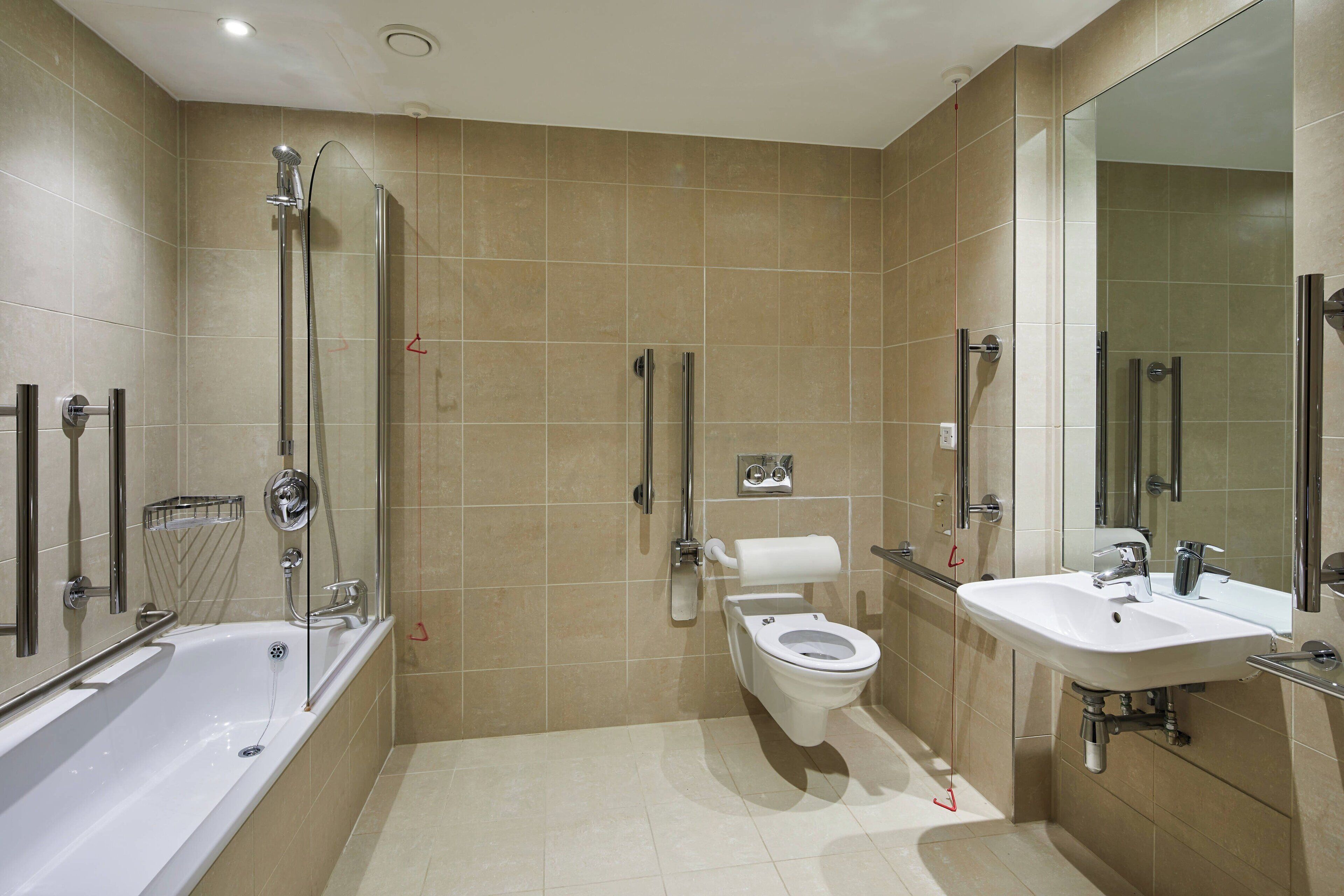 room, 1 double bed | bathroom | combined shower/bathtub, free toiletries, hair dryer, towels