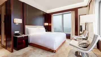 Executive Suite, 1 King Bed | Pillow-top beds, minibar, in-room safe, individually furnished