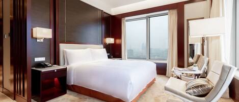 Executive Suite, 1 King Bed | Pillowtop beds, minibar, in-room safe, individually furnished